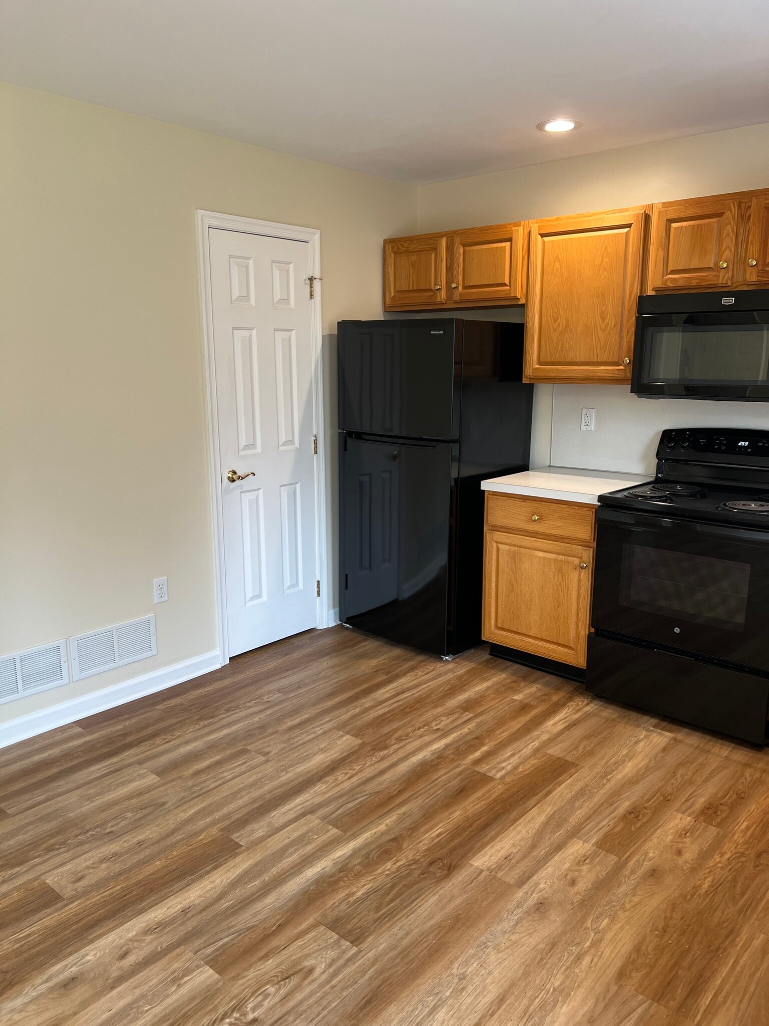 Building Photo - 4171 Kittatinny Dr