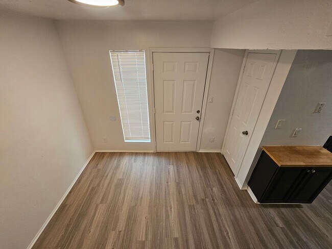 Building Photo - 1715 E Pepper Cir