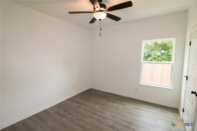 Building Photo - 921 Ashwood Dr