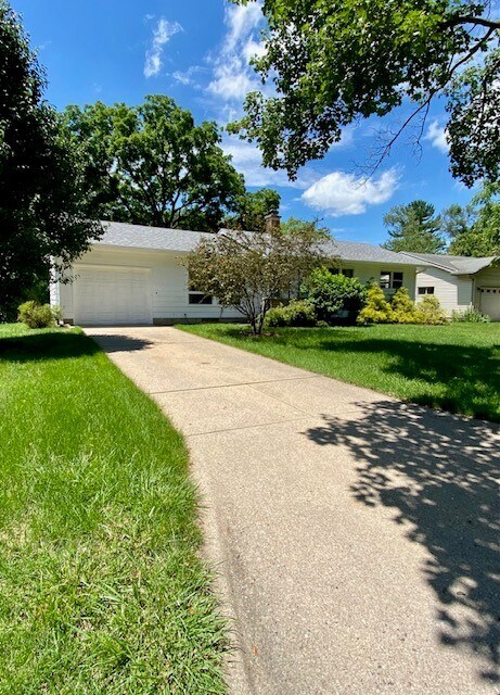 Driveway with garage - 310 Eugenia Ave