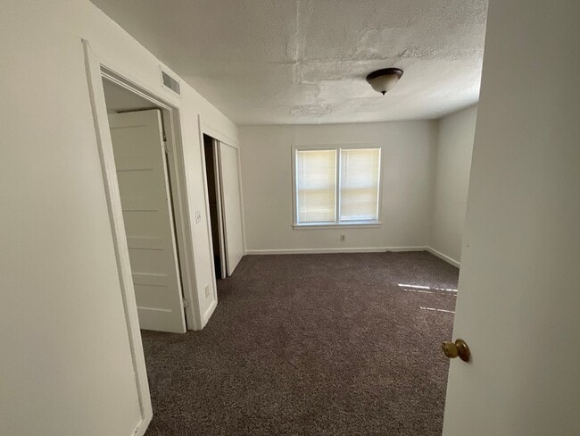 Building Photo - 3 bed, 1 bath, 1 car garage