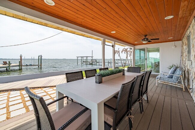 Building Photo - Gorgeous Riverfront 3/2 with dock!!