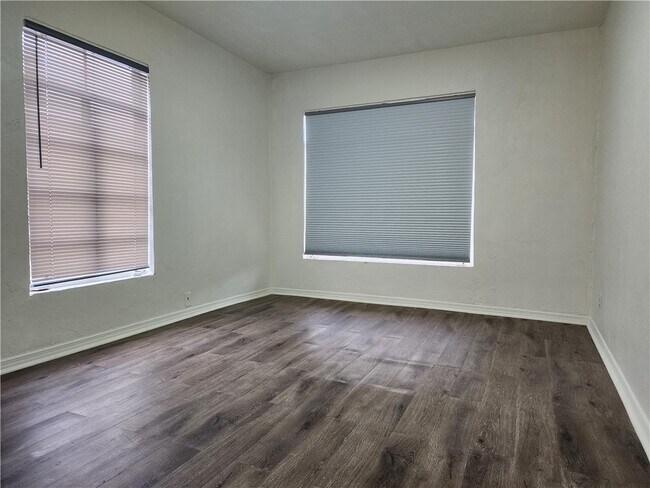 Building Photo - 415 W Poplar St