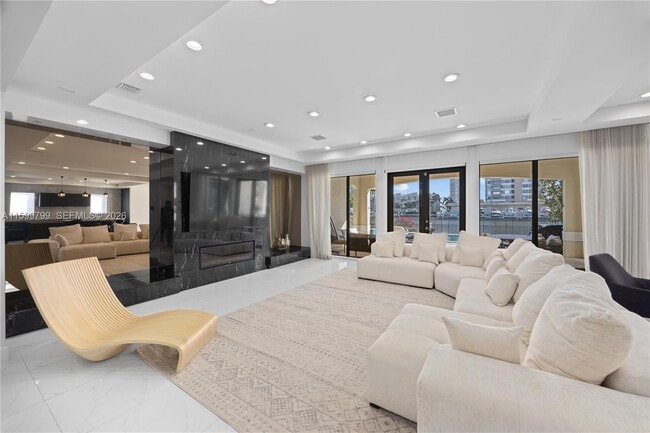 Building Photo - 513 Palm Dr