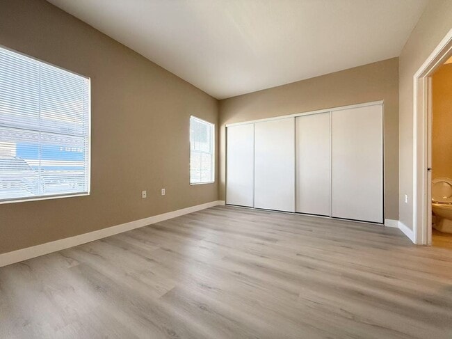 Building Photo - Gated condo boasts 2 bedrooms and 2 bathrooms