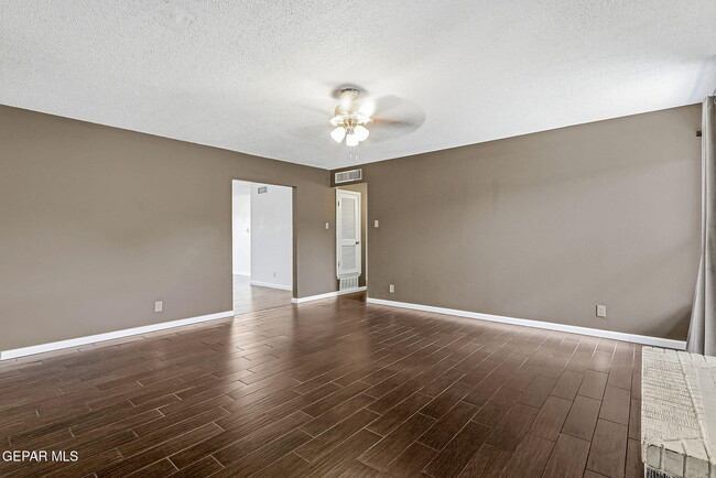 Building Photo - 8700 Cielo Vista Dr