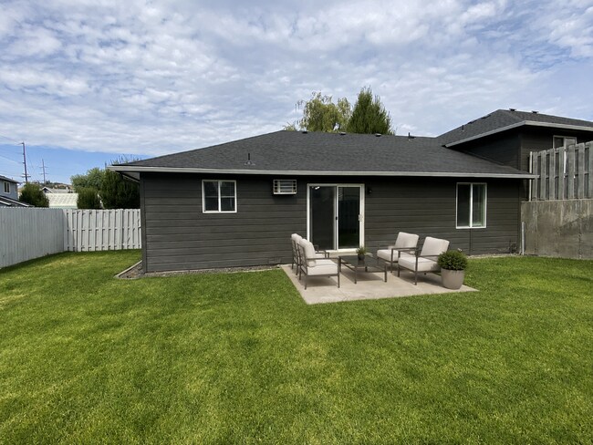 Building Photo - Your Next Home Just Checked Every Box! Private backyard. Attached garage. Zero compromises.
