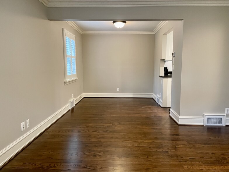 Dining room with crown molding - 1608 Graefield Rd