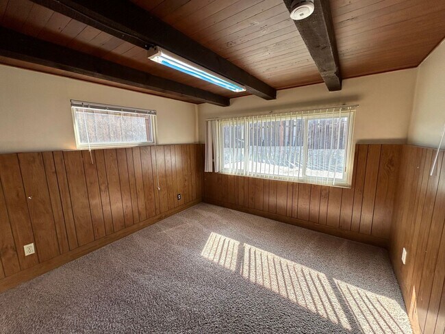 Building Photo - Unique 5 Bedroom Home