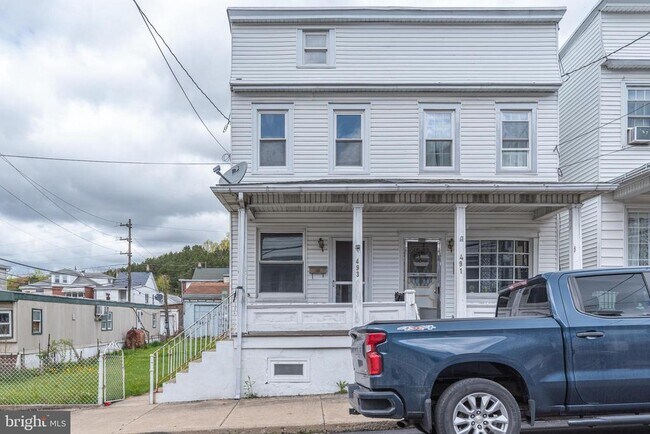 Building Photo - 493 W Saylor St