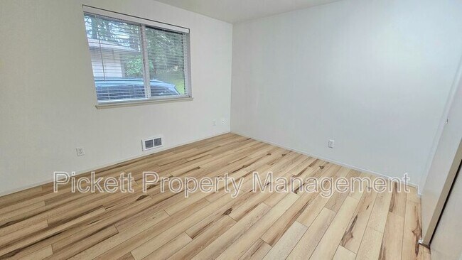 Building Photo - 6449 Lewis NE Dr