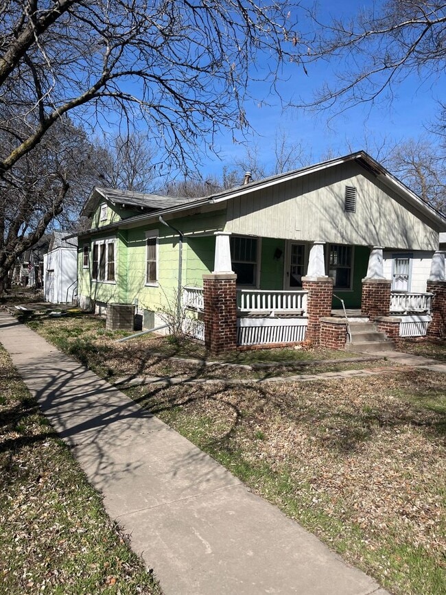 Building Photo - $825 - 3 bed 1 bath - Single Family Home