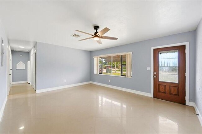 Building Photo - 740 E Evanston Cir
