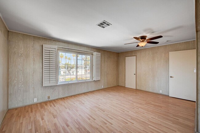 Building Photo - Beautiful 2 Bedroom Townhome in Guard-Gated Community – Prime Location!