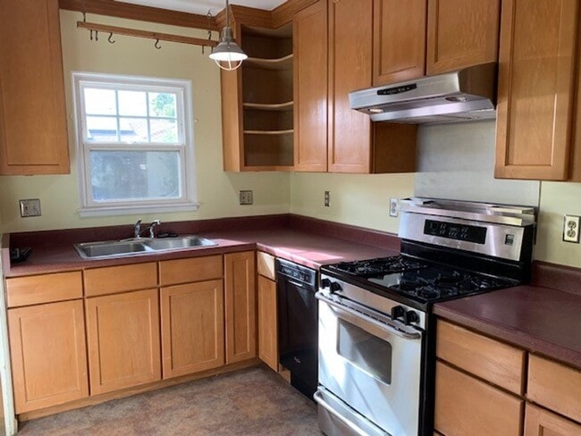 Building Photo - Adorable Three Bedroom, One-story Home in ...
