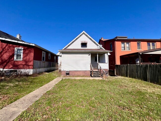 Building Photo - Recently Renovated - 3 bedroom 2 bathroom ...