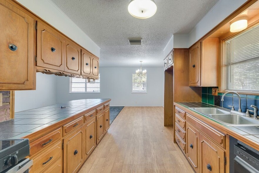 Building Photo - 1331 Crestview Dr