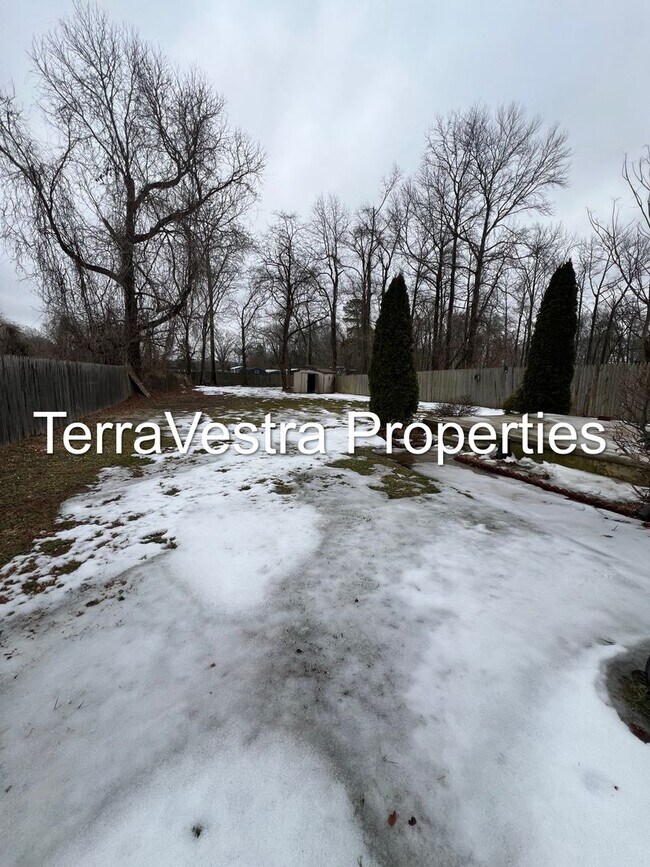 Building Photo - 1901 SE Blvd