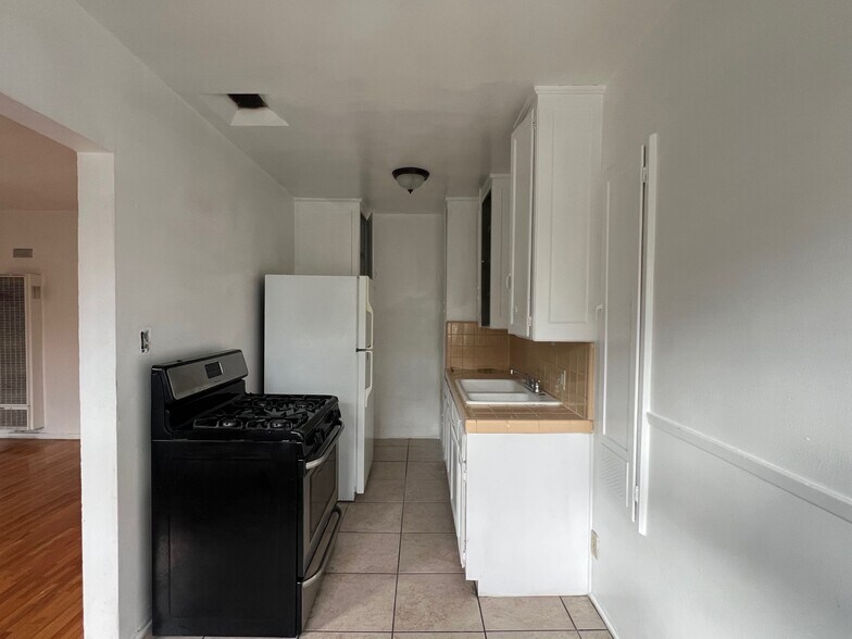 Building Photo - 873 N Hoover St