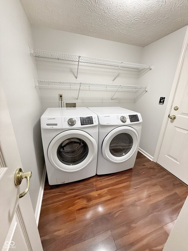 Building Photo - 878 Woodgate Ln