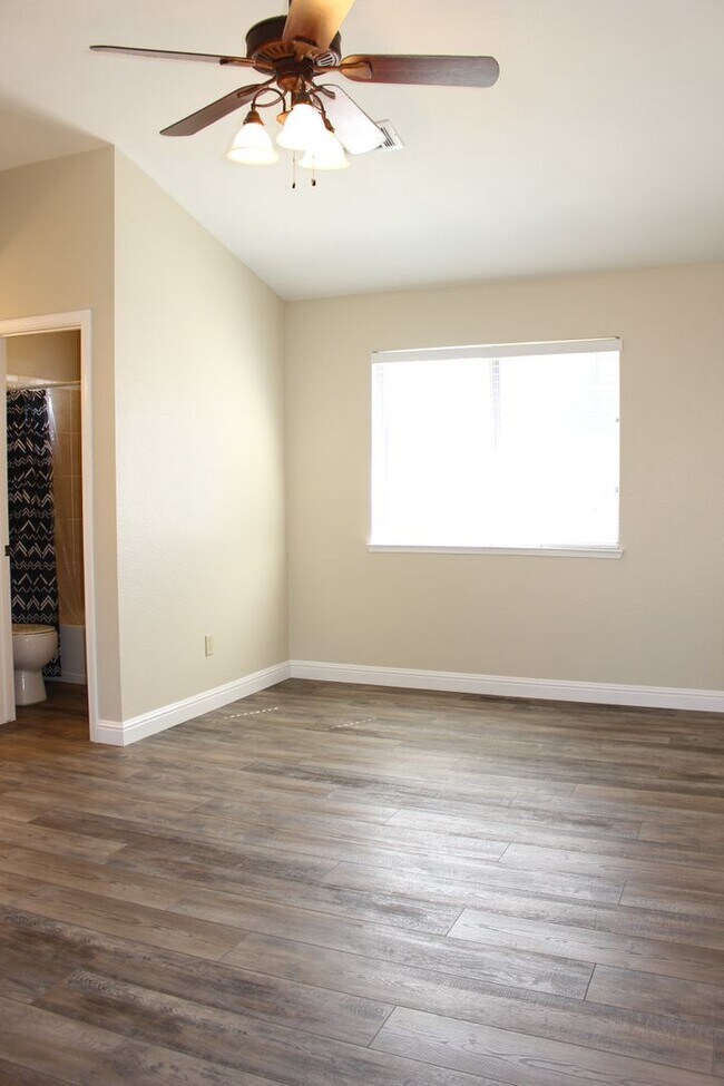 Building Photo - 2600 Brookside Dr