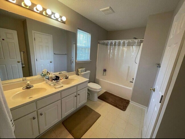Building Photo - Beautiful two story home in the Ashbrook C...