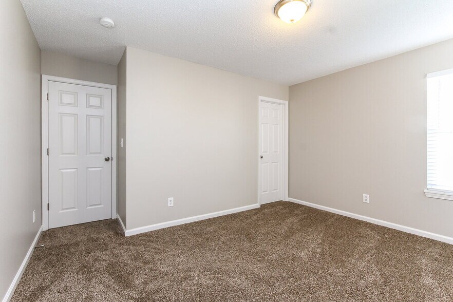 Building Photo - 672 Cloverfield Ln