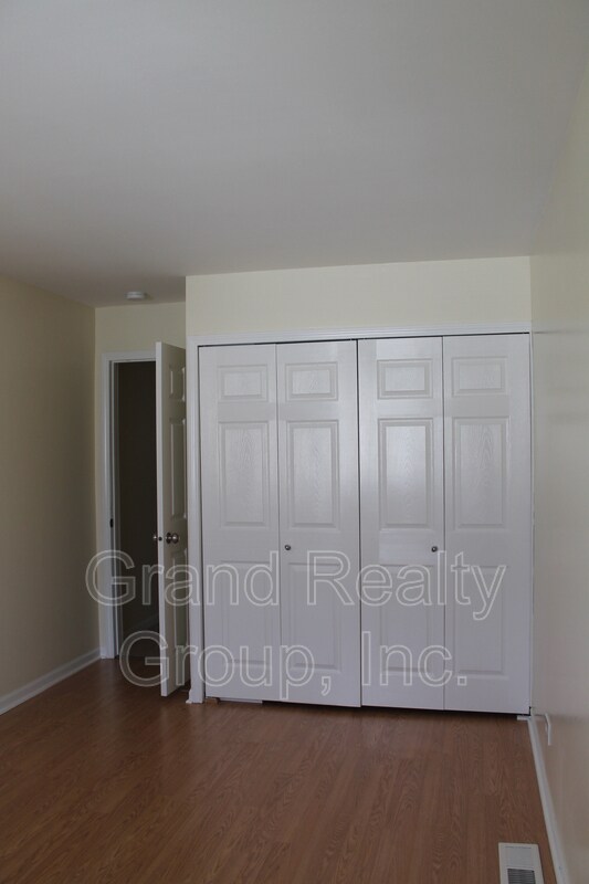 Building Photo - 440 Meadow Green Ln