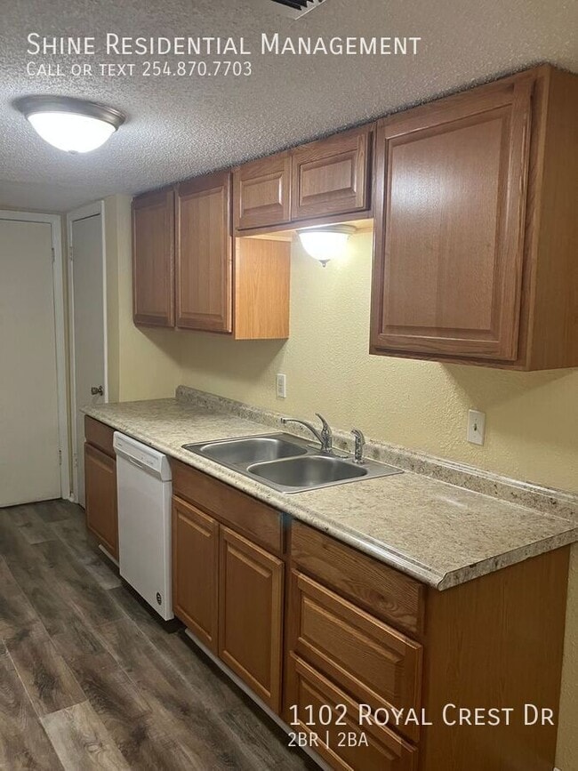 Building Photo - 1102 Royal Crest Dr