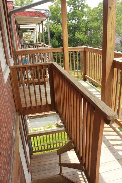 Deck - 6322 Victoria Ave