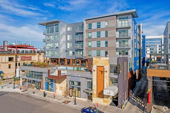 Building Photo - Walkway