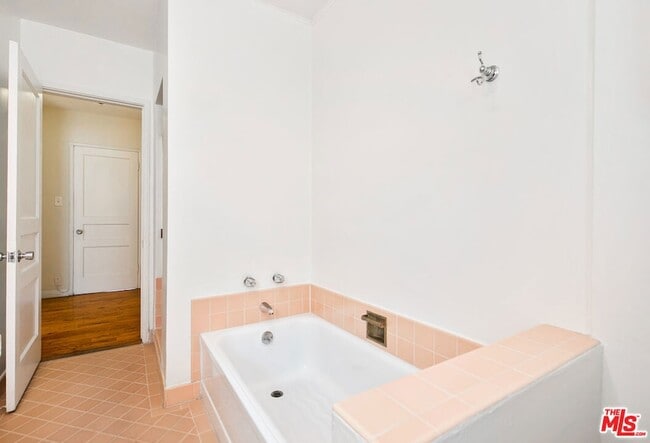 Building Photo - 1323 N Olive Dr