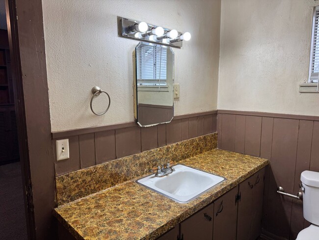 Building Photo - 5 Bed 2 Bath Home w/ 6.14 Acres In Iowa Park ISD.