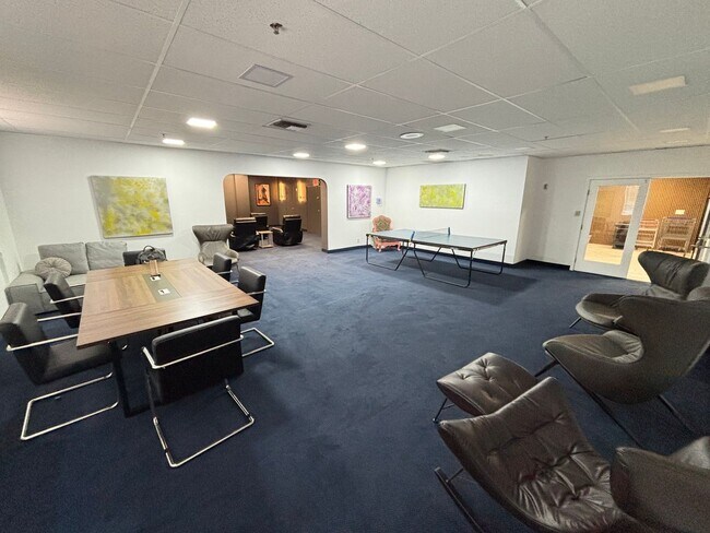 Building Photo - Stunning 2-Bed, 2-Bath High-Rise Residence...