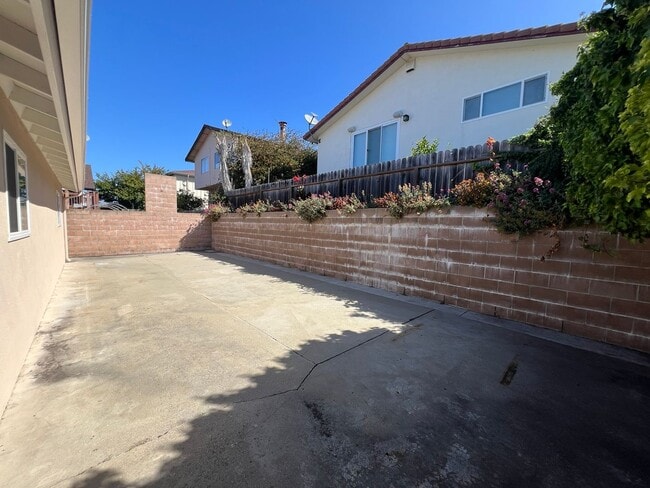 Building Photo - 1250 Bolton Dr