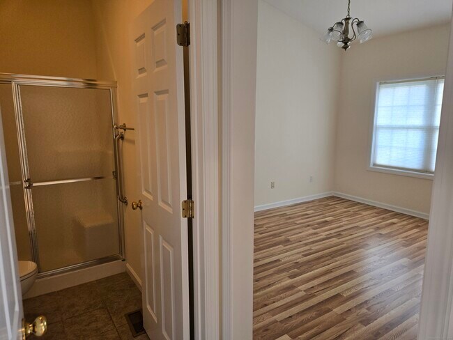 Building Photo - 511 Elm St