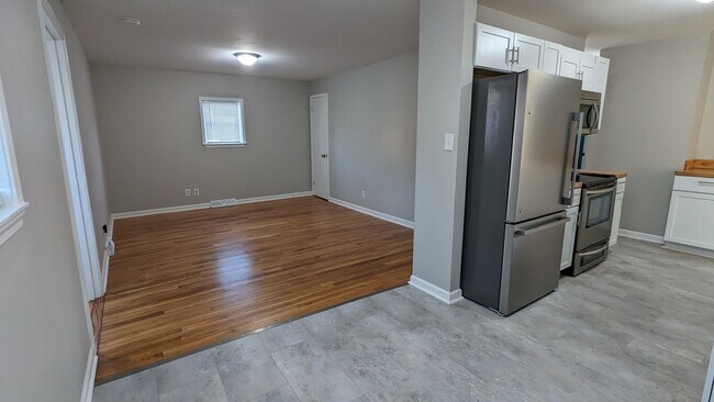 Building Photo - 932 Augusta Ave