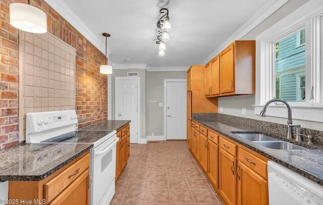 Building Photo - 3 Bed 3 Bath Historic Home