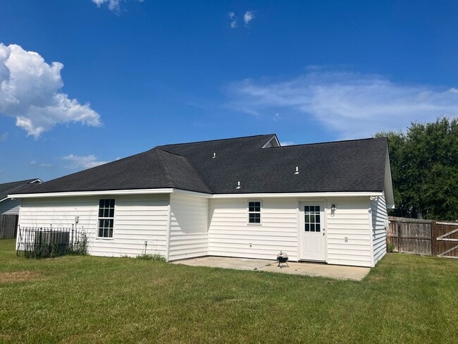 Building Photo - FOR RENT 3 Bed 2 bath Pet friendly home