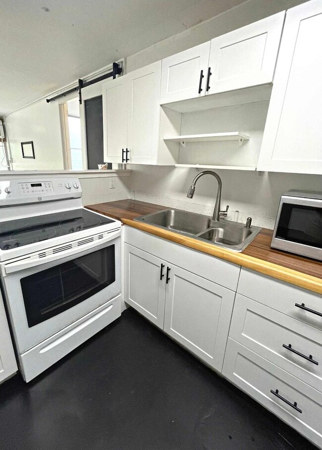 Building Photo - 1/1 unit with AC at Cathedral Point in Mil...