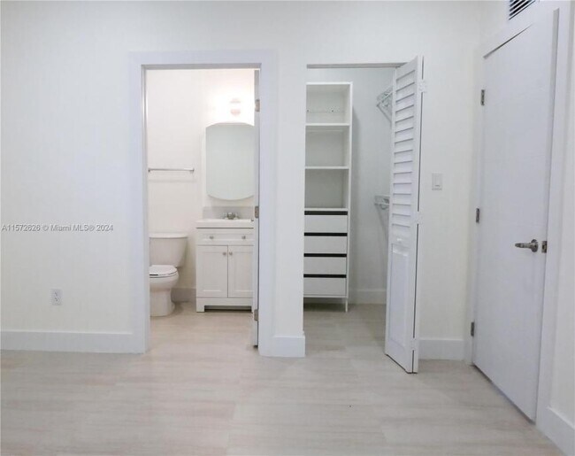 Building Photo - 3 bedroom in Miami FL 33142