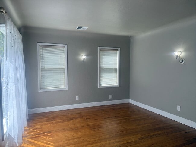 Building Photo - Cozy 2 bedroom close to downtown