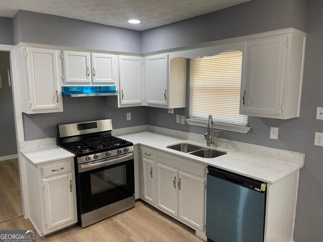 Building Photo - 235 Deerfield Dr