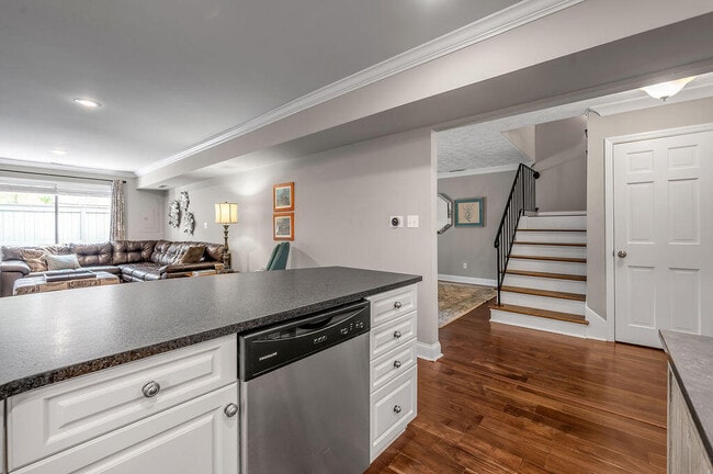 Building Photo - 500 Laketower Dr