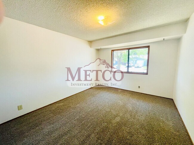 Building Photo - Nice 2 Bedroom Duplex in Springfield!