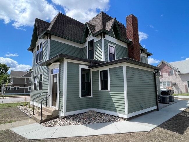 Building Photo - 133 S Prairie Ave