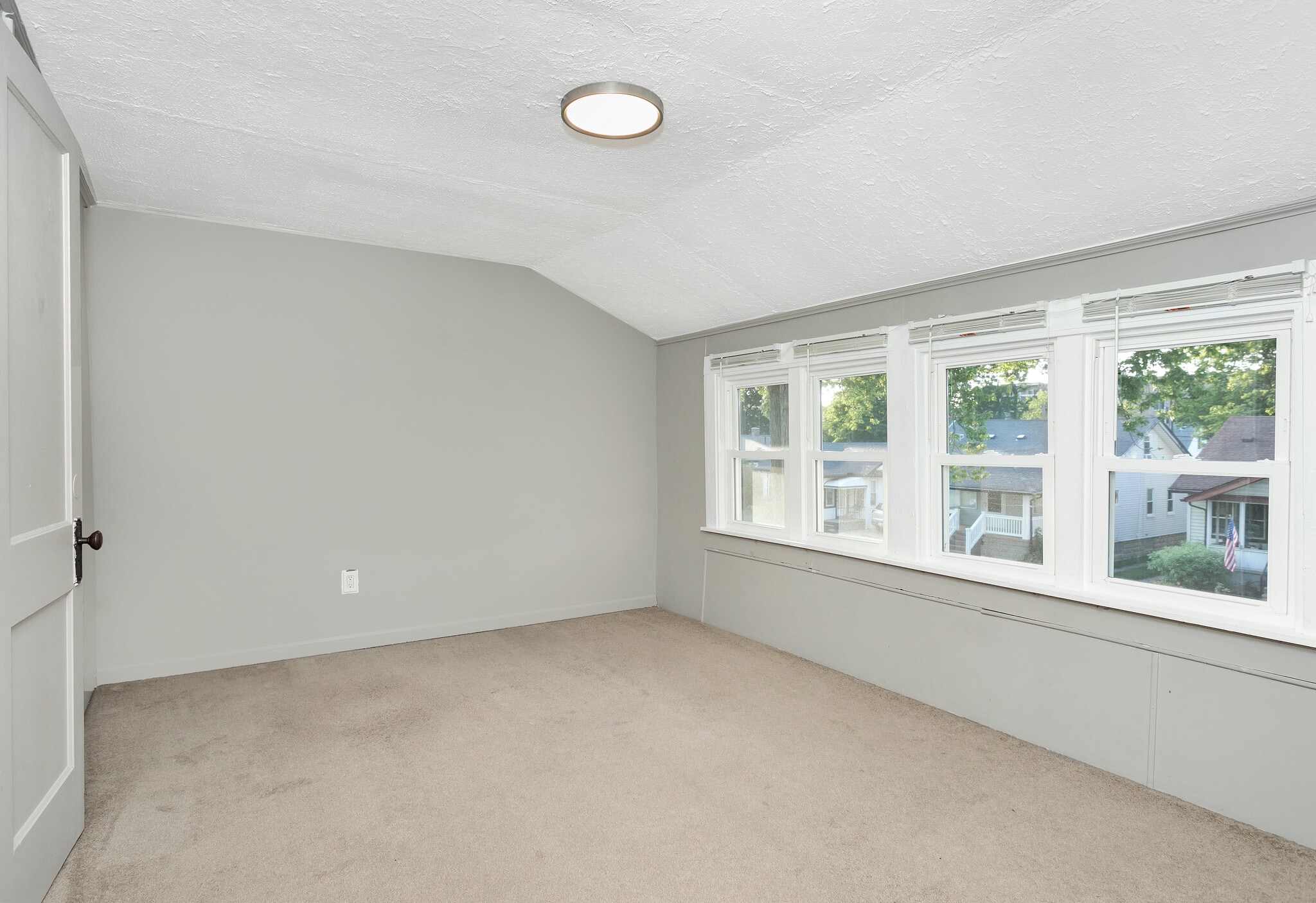 Building Photo - 552 E Saratoga St