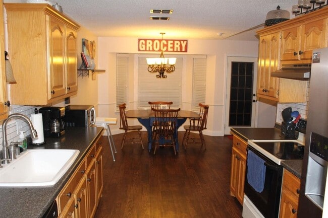 Building Photo - Available JULY 1st! Beautiful clean open concept home!