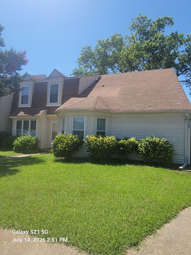 Building Photo - 2 bedroom, 1.5 bathrooms townhouse in Virginia Beach