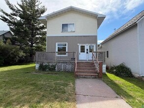Building Photo - 609 10th Ave W